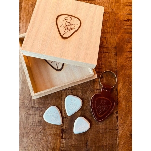 Chicken Picks luxury wooden box  3 guitar picks + leather pouch